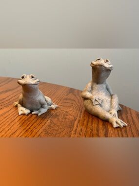 “Fran & Freddie” frog statues by Second Nature Designs